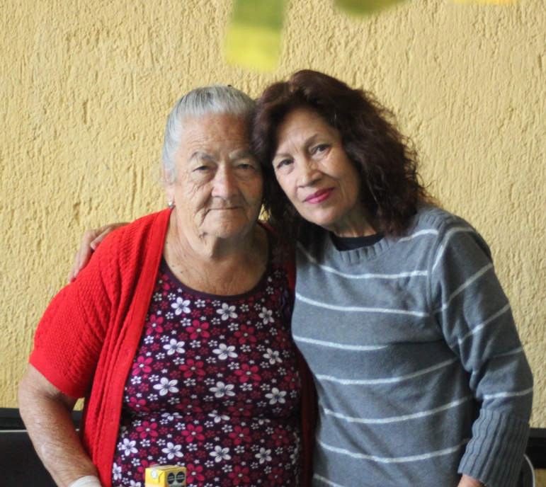 Imagen temporal de apoyo emocional; reemplazar por foto real de Casa Isis.