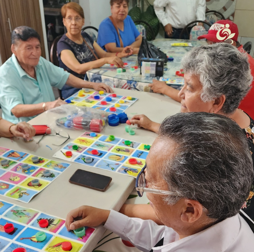 Personas adultas mayores participando en una actividad grupal con acompañamiento comunitario.